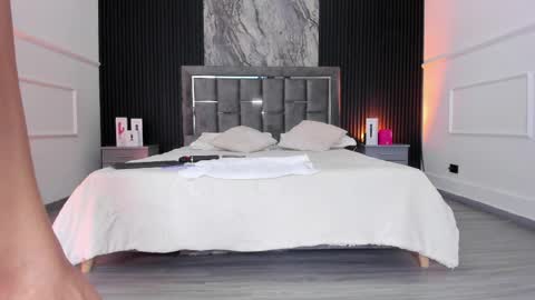 Snapshot of laureenwells chatting on 8, 4, 2026 Lauren Weels online show from 8, 4, 2026