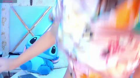 Lauren Hu online show from 23, 2, 2025