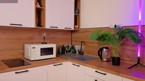 Laura online show from 4, 12, 2025