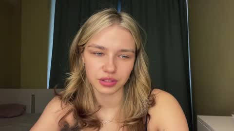 Snapshot of laurineleconey chatting on 9, 4, 2026 Bella online show from 9, 4, 2026