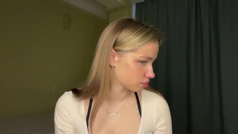 Snapshot of laurineleconey chatting on 10, 4, 2026 Bella online show from 10, 4, 2026