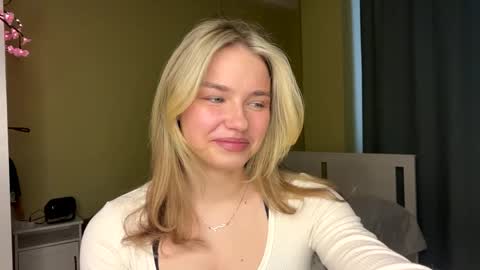 Snapshot of laurineleconey chatting on 19, 4, 2026 Bella online show from 19, 4, 2026