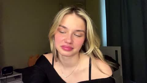 Snapshot of laurineleconey chatting on 27, 4, 2026 Bella online show from 27, 4, 2026