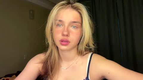 Snapshot of laurineleconey chatting on 28, 4, 2026 Bella online show from 28, 4, 2026