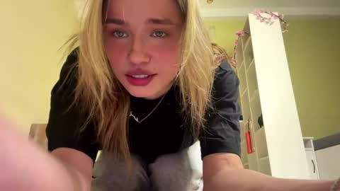 Snapshot of laurineleconey chatting on 29, 4, 2026 Bella online show from 29, 4, 2026