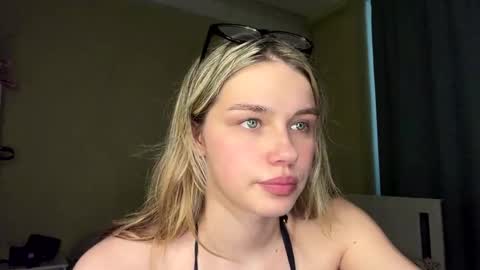 Snapshot of laurineleconey chatting on 19, 5, 2026 Bella online show from 19, 5, 2026