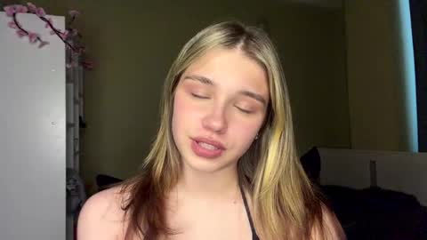 Snapshot of laurineleconey chatting on 21, 5, 2026 Bella online show from 21, 5, 2026