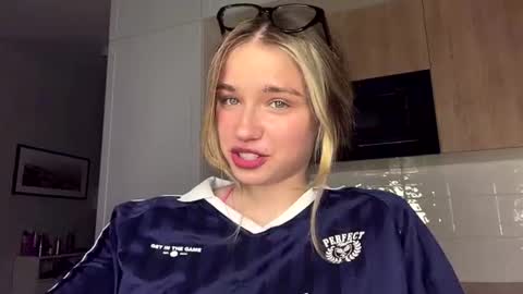 Snapshot of laurineleconey chatting on 19, 6, 2026 Bella online show from 19, 6, 2026