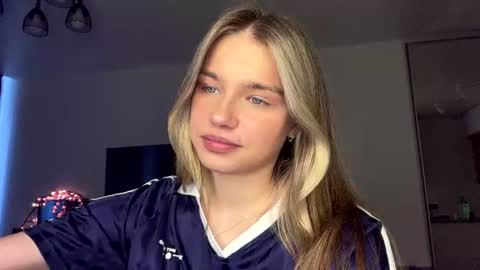 Snapshot of laurineleconey chatting on 25, 6, 2026 Bella online show from 25, 6, 2026
