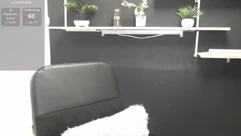 Snapshot of lauryn_jones chatting on 6, 6, 2026 Laury online show from 6, 6, 2026