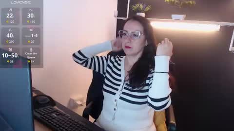 Snapshot of lauryn_jones chatting on 7, 7, 2026 Laury online show from 7, 7, 2026