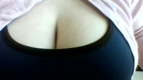 Snapshot of layannalea chatting on 4, 5, 2026 layannalea online show from 4, 5, 2026