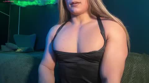 Layla   help me with your thumbs up its important  online show from 26, 6, 2026