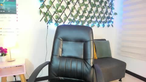 Snapshot of lea_velle chatting on 5, 1, 2025 Lea Velle online show from 5, 1, 2025