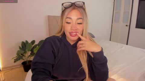 Snapshot of leah_01 chatting on 2, 7, 2026 Leah online show from 2, 7, 2026