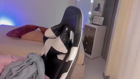 Snapshot of leahaltomm chatting on 18, 2, 2025 leahaltomm online show from 18, 2, 2025