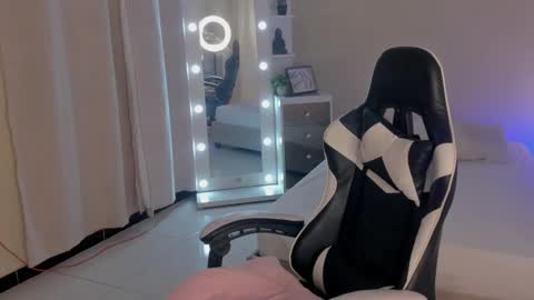 Snapshot of leahaltomm chatting on 26, 2, 2025 leahaltomm online show from 26, 2, 2025