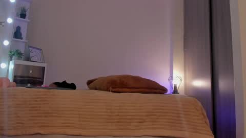 Snapshot of leahaltomm chatting on 8, 3, 2025 leahaltomm online show from 8, 3, 2025