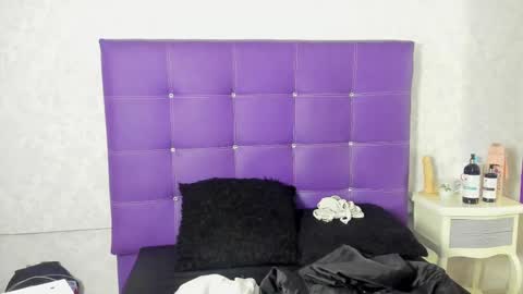 Snapshot of leamoreau__ chatting on 9, 10, 2025 leamoreau__ online show from 9, 10, 2025