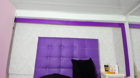 Snapshot of leamoreau__ chatting on 21, 10, 2025 leamoreau__ online show from 21, 10, 2025