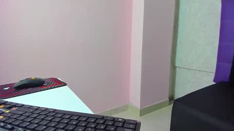 Snapshot of leamoreau__ chatting on 2, 11, 2025 leamoreau__ online show from 2, 11, 2025