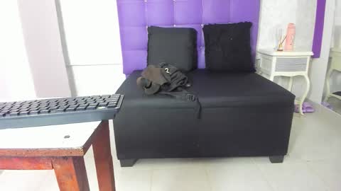 Snapshot of leamoreau__ chatting on 4, 11, 2025 leamoreau__ online show from 4, 11, 2025