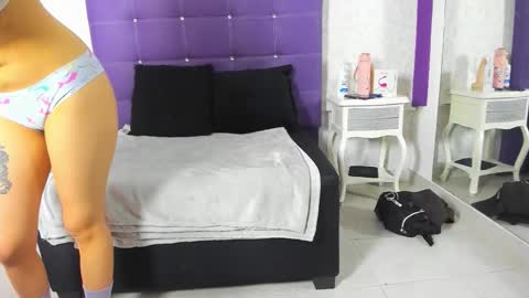 Snapshot of leamoreau__ chatting on 5, 11, 2025 leamoreau__ online show from 5, 11, 2025