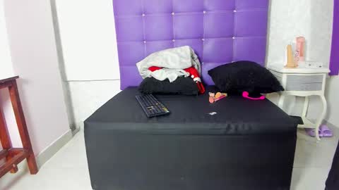 Snapshot of leamoreau__ chatting on 6, 11, 2025 leamoreau__ online show from 6, 11, 2025