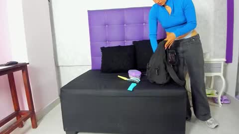 Snapshot of leamoreau__ chatting on 11, 11, 2025 leamoreau__ online show from 11, 11, 2025