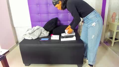 Snapshot of leamoreau__ chatting on 14, 11, 2025 leamoreau__ online show from 14, 11, 2025