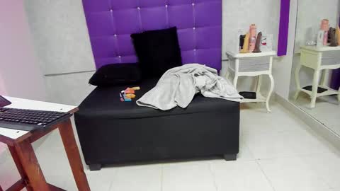 Snapshot of leamoreau__ chatting on 15, 11, 2025 leamoreau__ online show from 15, 11, 2025