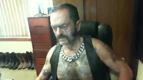 Snapshot of leathergreaser chatting on 31, 12, 2024 leathergreaser online show from 31, 12, 2024