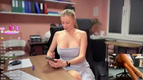 Snapshot of legslong chatting on 1, 12, 2025 LegsLONG online show from 1, 12, 2025