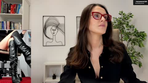 Snapshot of legswattitude chatting on 20, 12, 2025 Elle online show from 20, 12, 2025