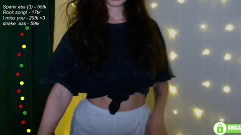 Snapshot of leia_bell chatting on 8, 3, 2025 hey Im Leia and I love rock online show from 8, 3, 2025