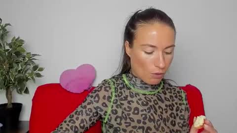 Snapshot of leilabloom chatting on 9, 9, 2025 leilabloom online show from 9, 9, 2025