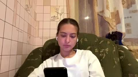 Hellomy name is Natalyits my first day here nice to meet you Give me 50 thumbs ups online show from 19, 5, 2026