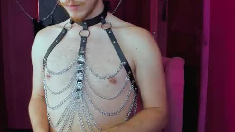 Snapshot of leo_mooree chatting on 8, 10, 2025 Leo online show from 8, 10, 2025