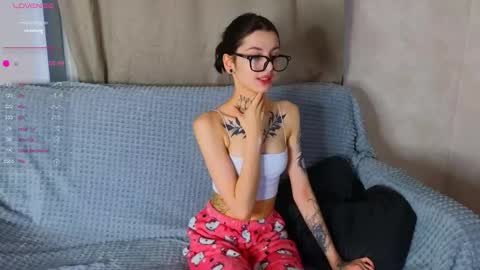 Snapshot of leonahines chatting on 28, 11, 2025 Donna online show from 28, 11, 2025