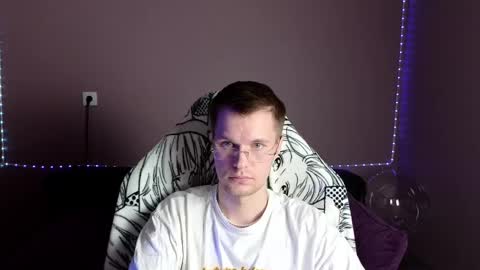 Snapshot of leonnextdoor chatting on 2, 1, 2025 Leon online show from 2, 1, 2025