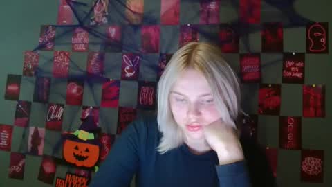 Snapshot of leyla_le chatting on 18, 10, 2025 Leyla online show from 18, 10, 2025