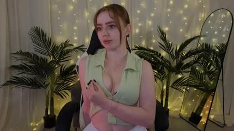 Snapshot of li_j chatting on 28, 4, 2026 Linda my FANSLY red fury online show from 28, 4, 2026