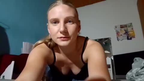 Snapshot of lia06_ chatting on 3, 10, 2025 lia06_ online show from 3, 10, 2025