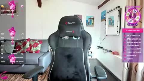 LiaQuinn online show from 10, 9, 2025