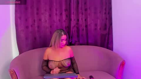 Snapshot of liarussell chatting on 5, 3, 2025 LiaRussell online show from 5, 3, 2025