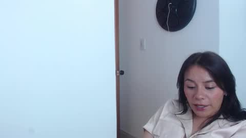 LIA TAYLOR  online show from 17, 1, 2025