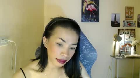 Snapshot of likliklicklengleng chatting on 12, 11, 2025 Leng online show from 12, 11, 2025