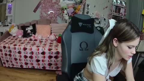 Snapshot of lil__bunny2005 chatting on 2, 2, 2025 Lil Bunny online show from 2, 2, 2025