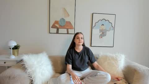 Snapshot of lil_honey_bunny chatting on 4, 10, 2025 Emma online show from 4, 10, 2025