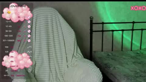 Snapshot of lil_luna_x chatting on 14, 12, 2024 little moon online show from 14, 12, 2024